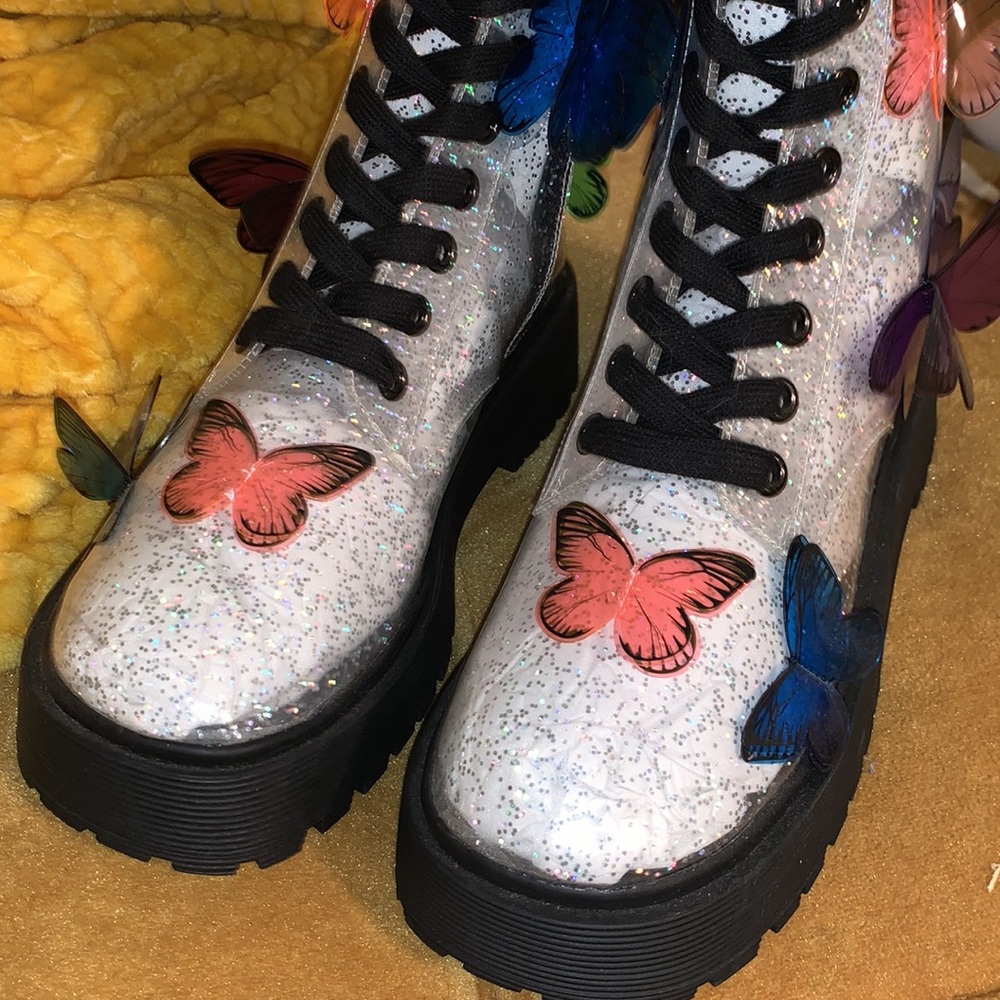 Butterfly boots - Picture 4 of 4